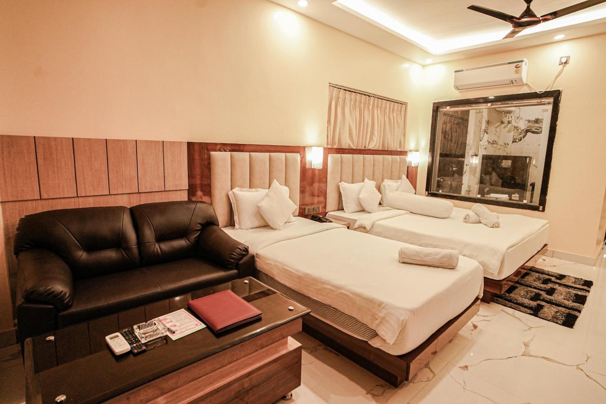 Prasant On Beach Resort !! Lift - Wifi -Restaurant-Parking Facilities-Newly Decorated Room !! Mandarmani Esterno foto