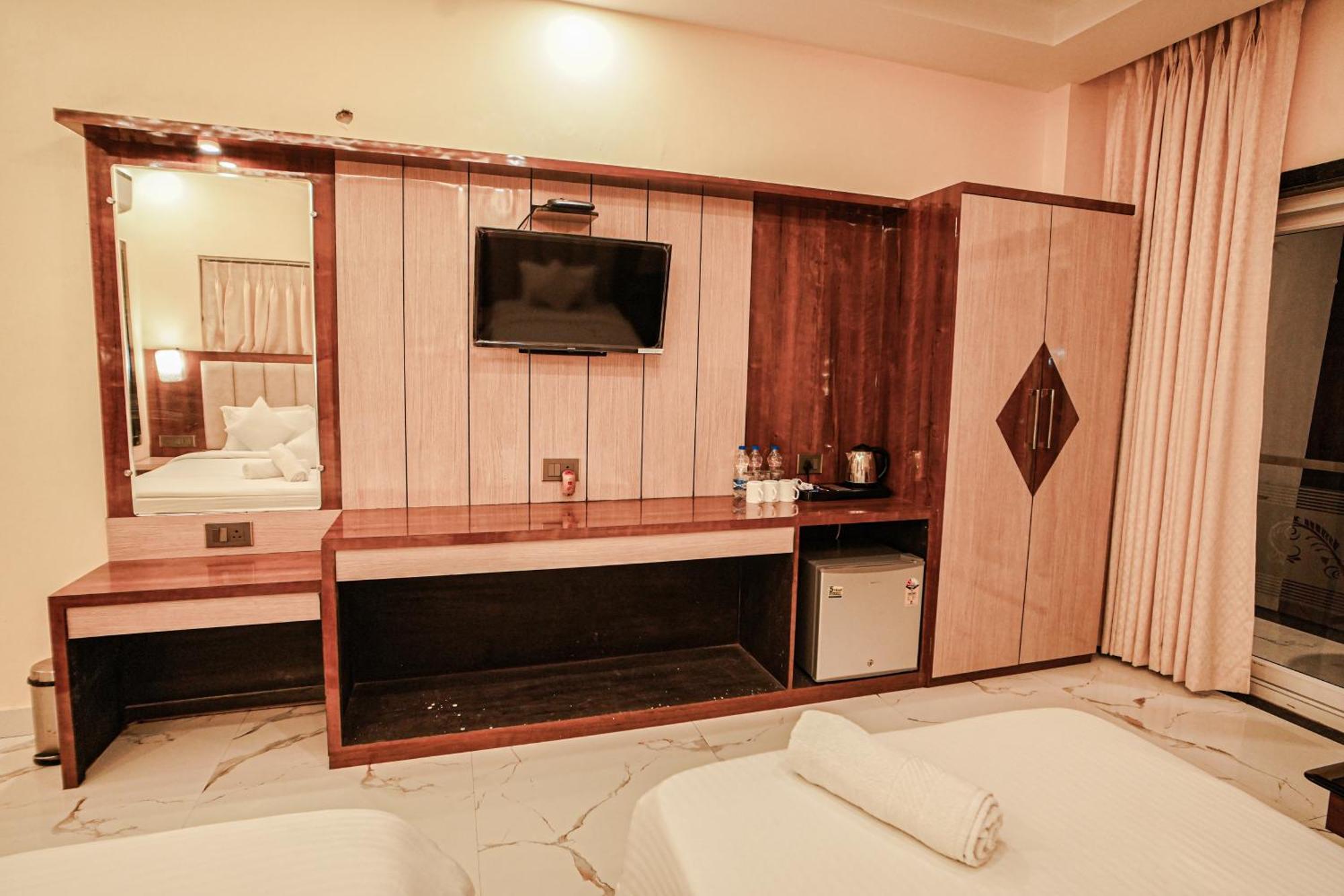 Prasant On Beach Resort !! Lift - Wifi -Restaurant-Parking Facilities-Newly Decorated Room !! Mandarmani Esterno foto