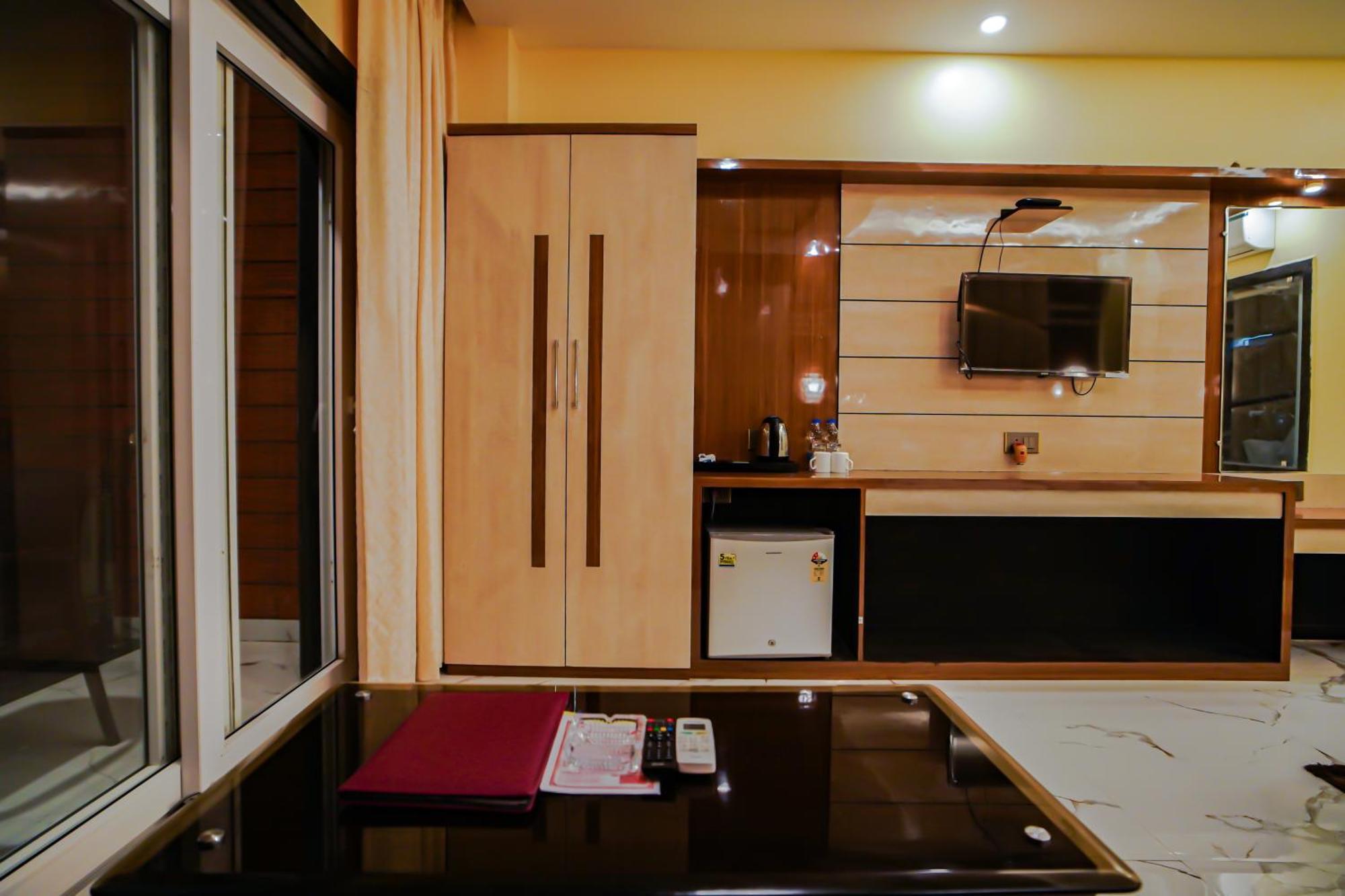 Prasant On Beach Resort !! Lift - Wifi -Restaurant-Parking Facilities-Newly Decorated Room !! Mandarmani Esterno foto